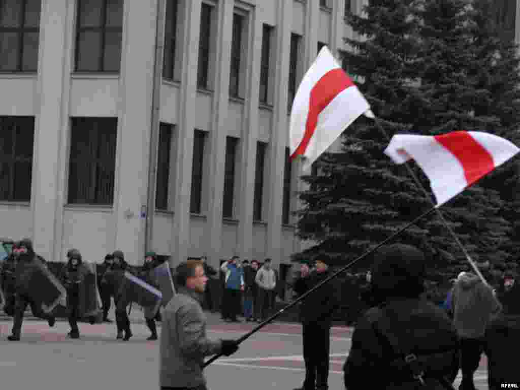 Удзельнікі акцыі несьлі нацыянальныя сьцягі