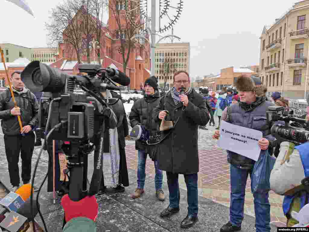 Акцыя завяршылася на плошчы Незалежнасьці. Некаторыя ўдзельнікі, ведаючы пра магчымыя штрафы, трымалі плякаты-апраўданьні, як мужчына на фота справа ад Сіўчыка: &laquo;Я ўвогуле за півам пайшоў&raquo;