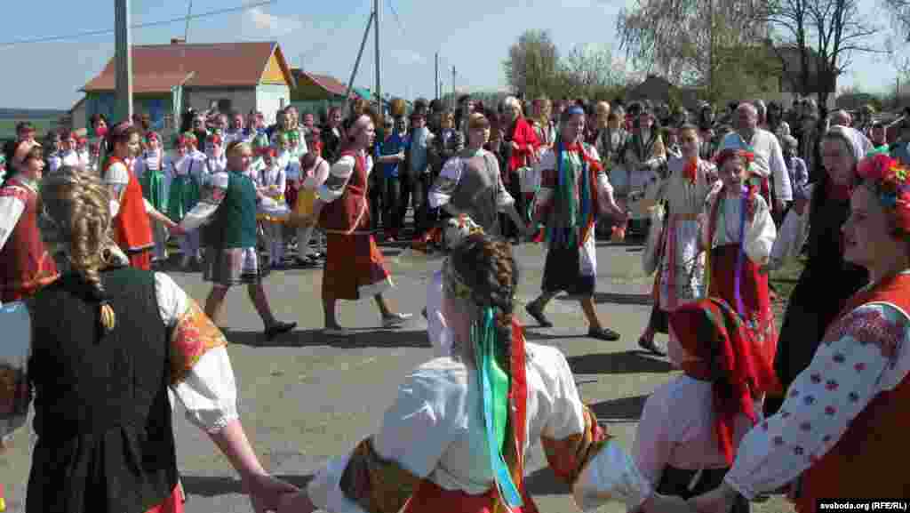 Першы танок на ускрайку вёскі