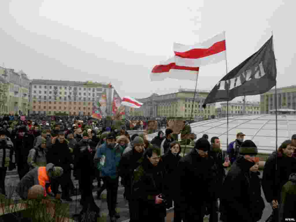 На плошчы Незалежнасьці розныя сьцягі