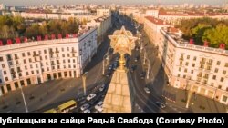 Праспэкт Незалежнасьці з боку абэліска на плошчы Перамогі, архіўнае фота