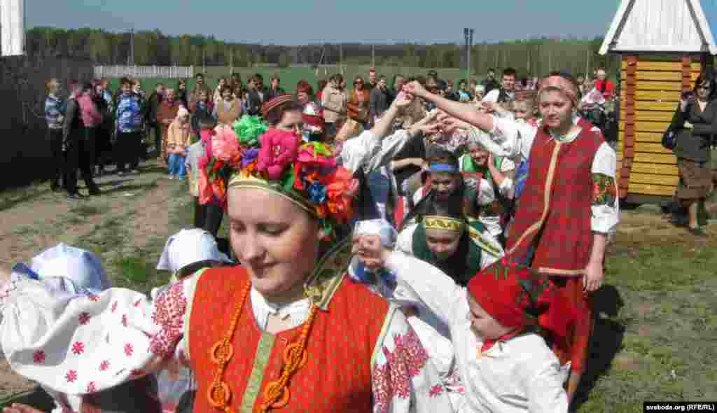 Пацёк танок у цэнтар вёскі