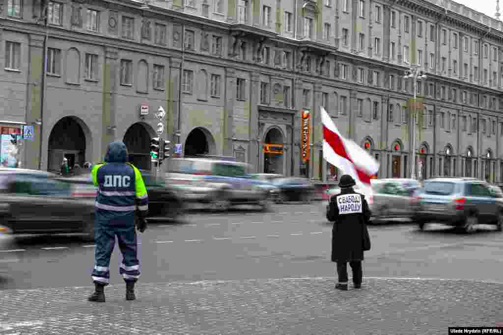 Актывісты пачалі зьбірацца на Кастрычніцкай плошчы каля 12.00. На фота &mdash; Ніна Багінская